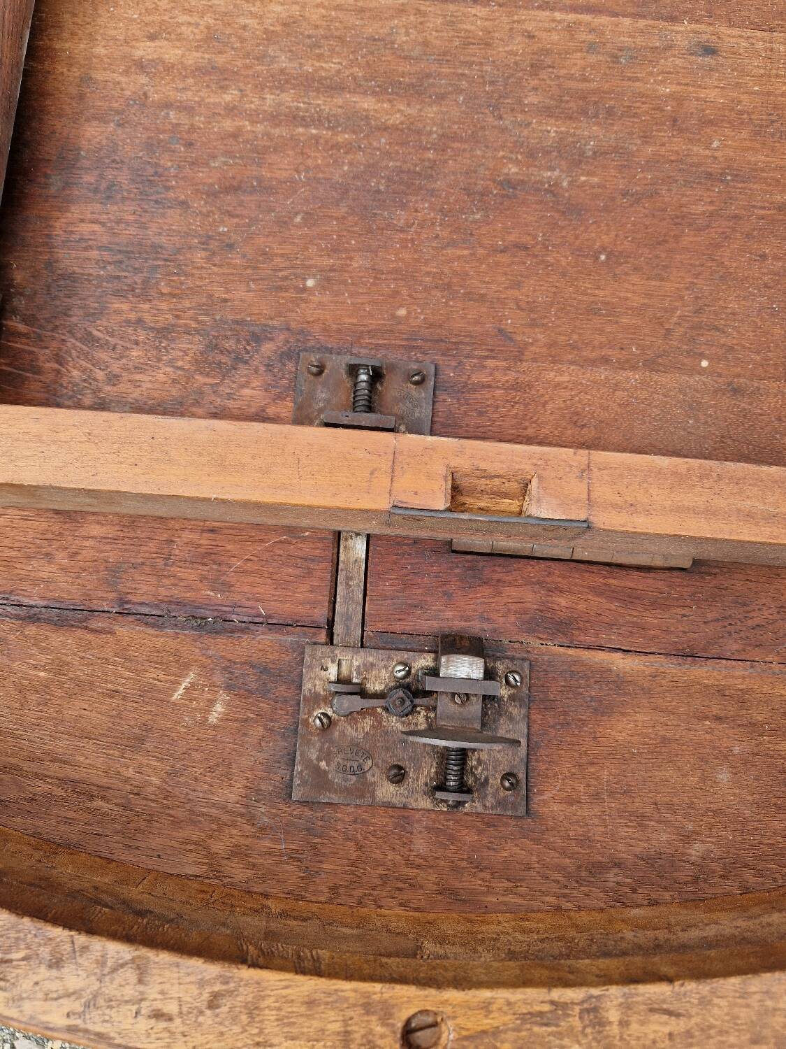 Henri II round table with lion's paw in solid oak