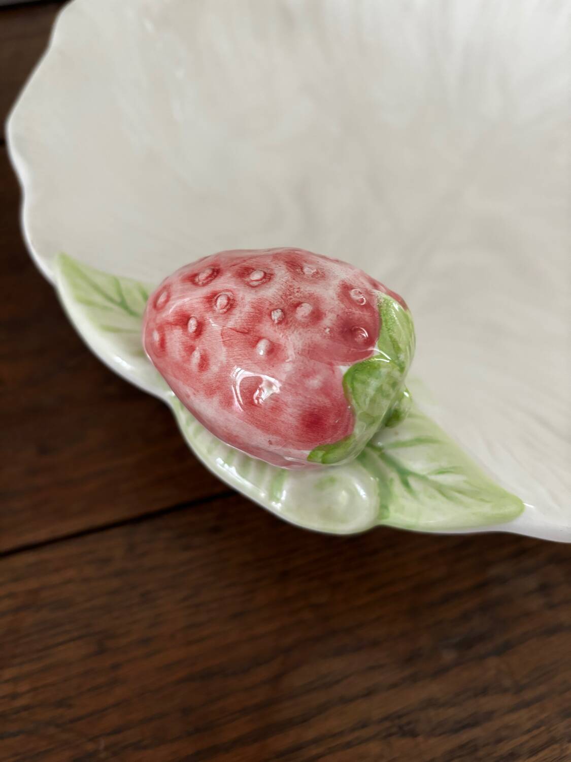 Vintage hollow dish and its 6 strawberry slip bowls