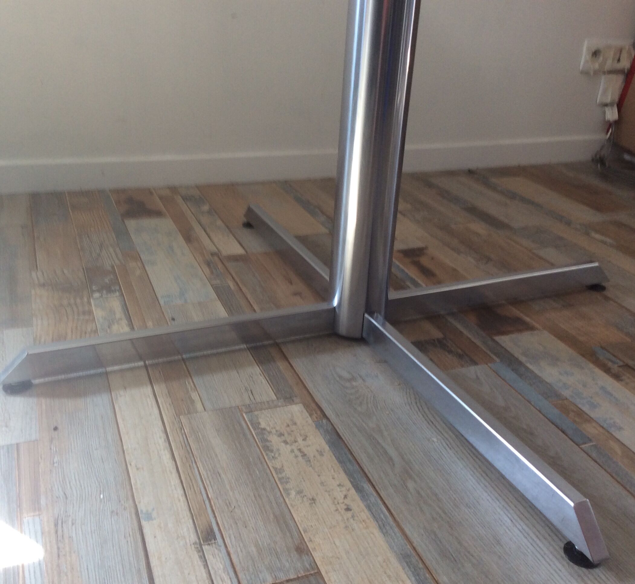 Round dining table of the 70s