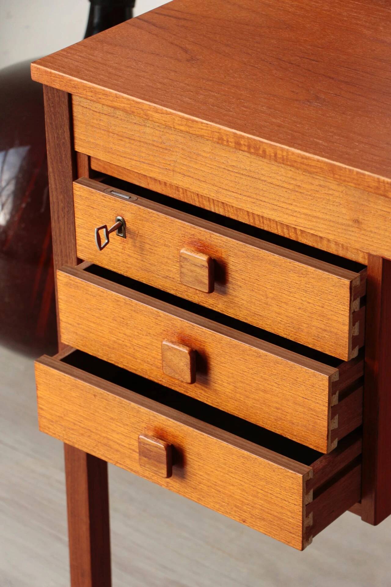 Bureau danois en teck vintage – Domino Møbler (années 60)