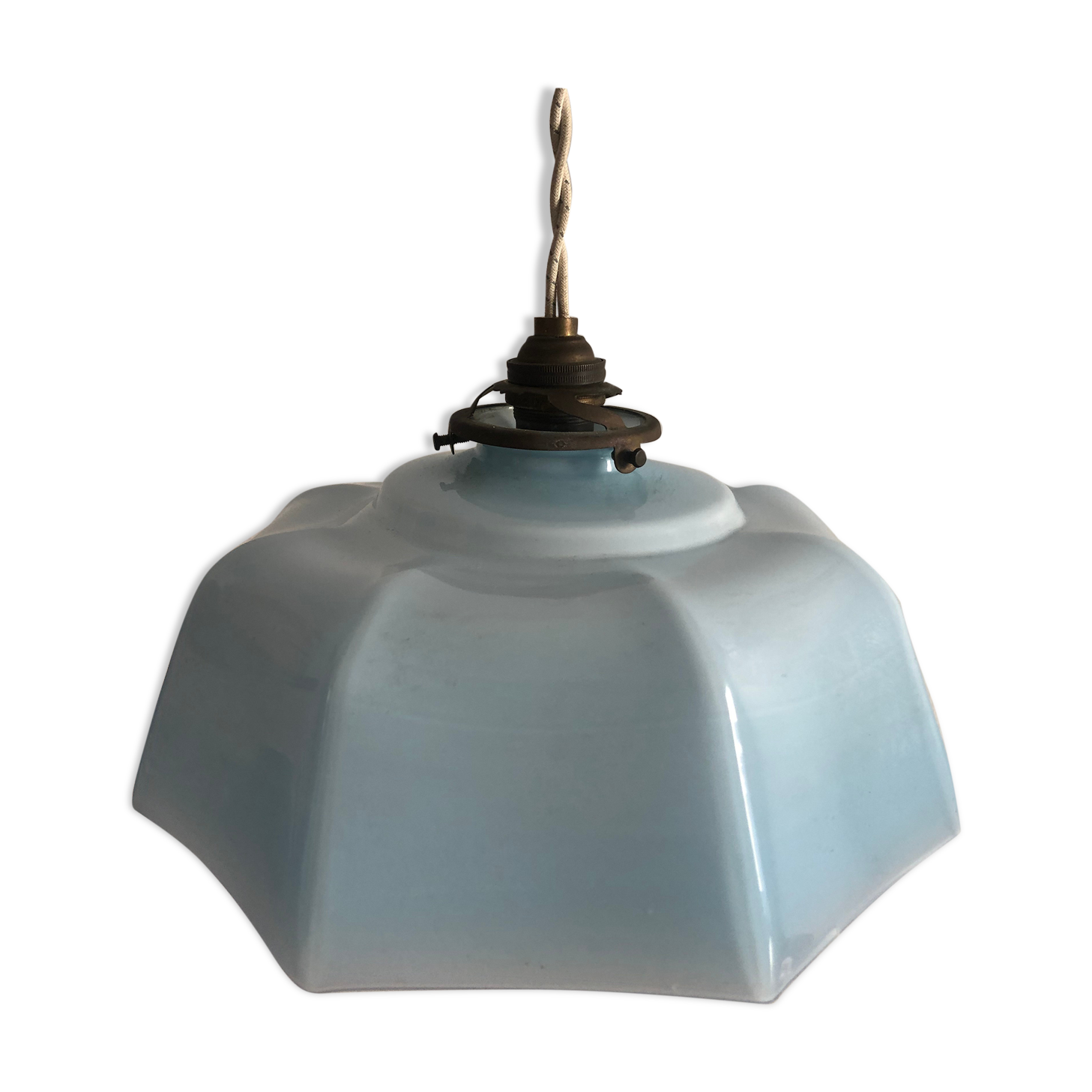 Blue opaline suspension