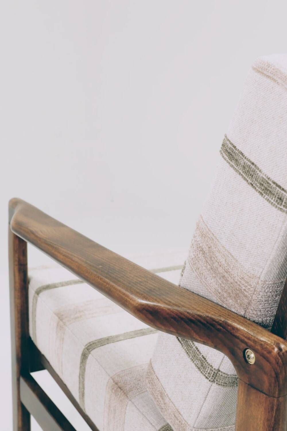 Fauteuil vintage avec coussins en tissu naturel rayé