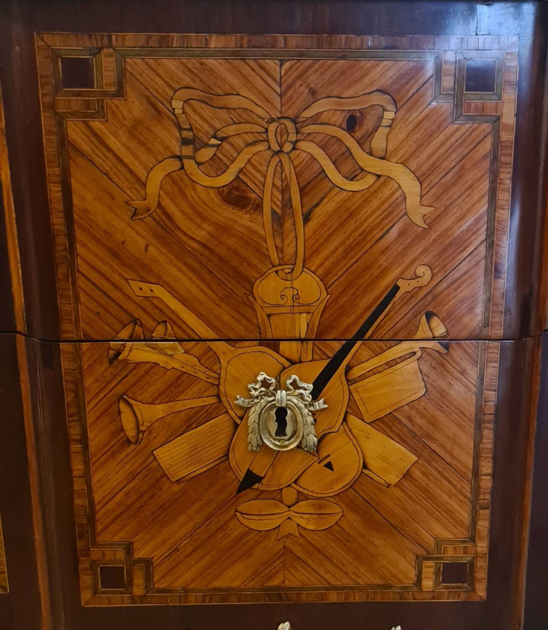 Transition period chest of drawers