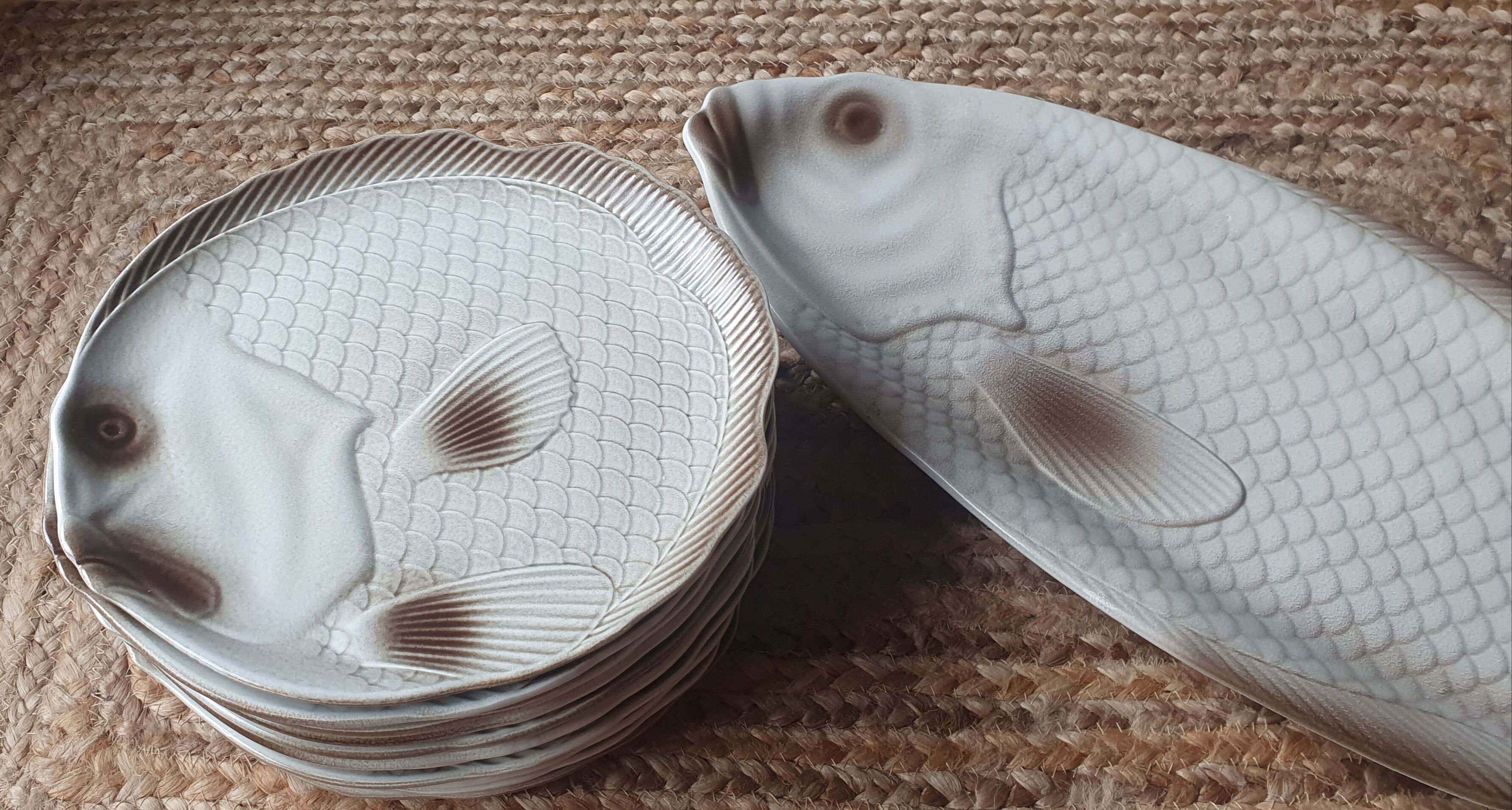 Set of 12 dinner plates and dish