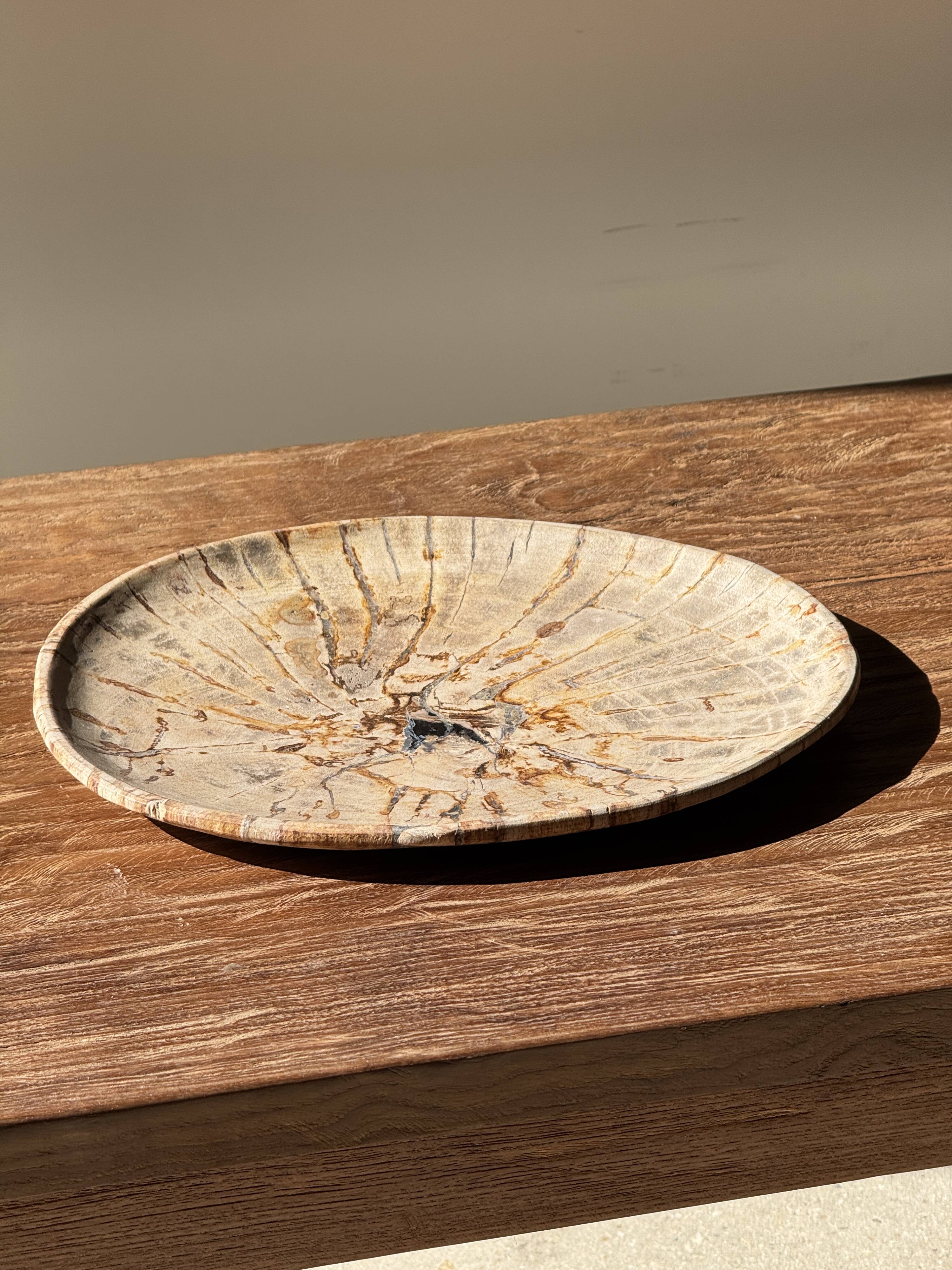 Petit vide poche ou plat en bois pétrifié beige cernes petit cœur noir