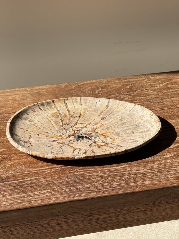 Petit vide poche ou plat en bois pétrifié beige cernes petit cœur noir