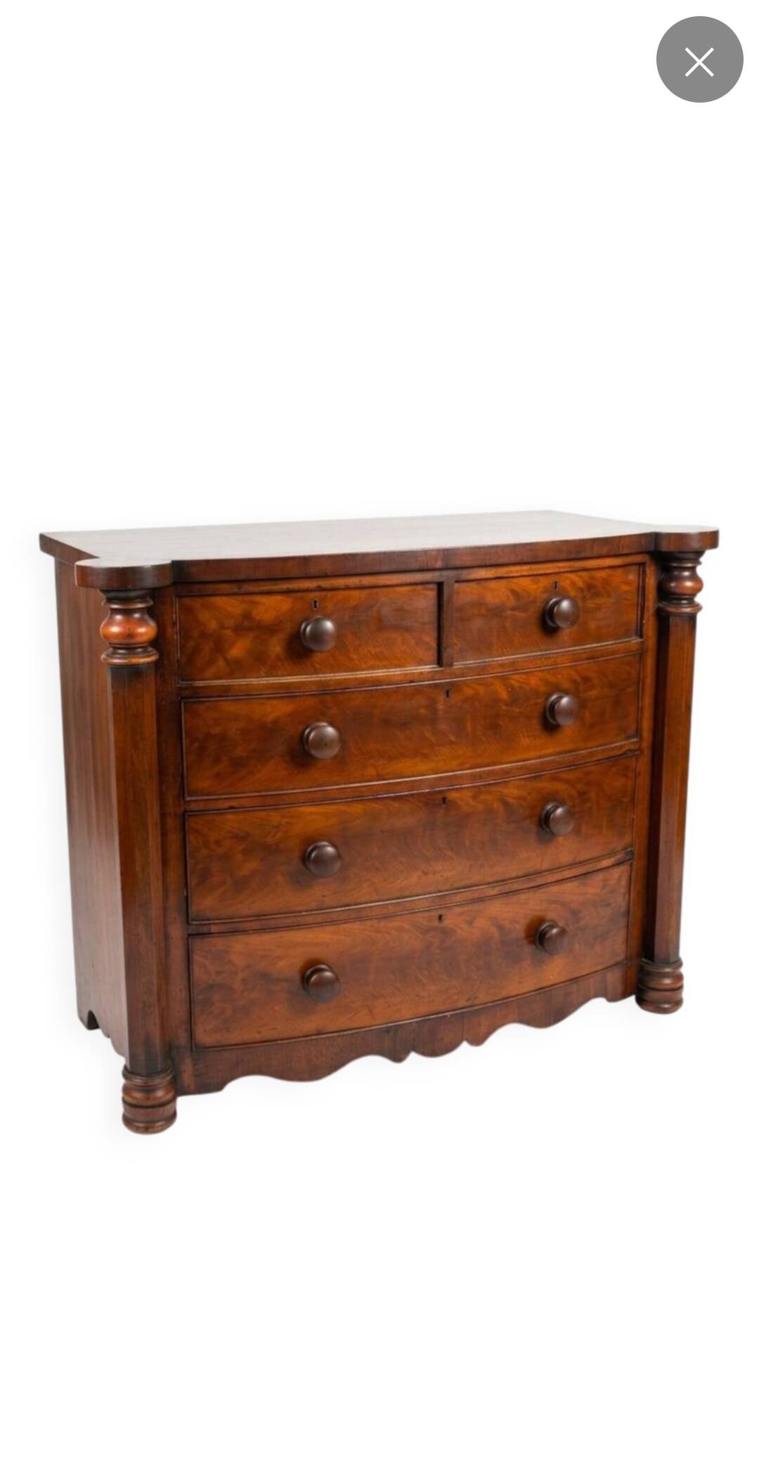 Commode galbée ancienne en acajou