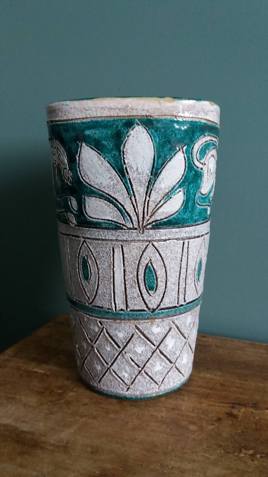 Sgraffito vase signed Nuovo Rinascimento, Fratelli Fanciullacci, Italy