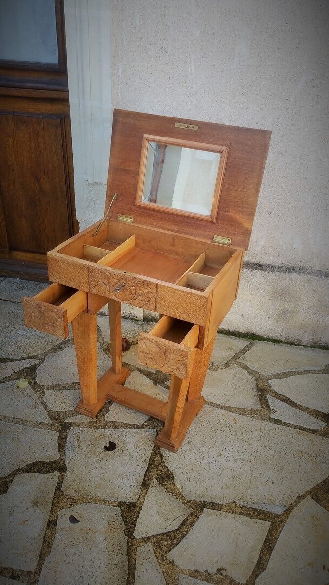 Art deco era hairdresser