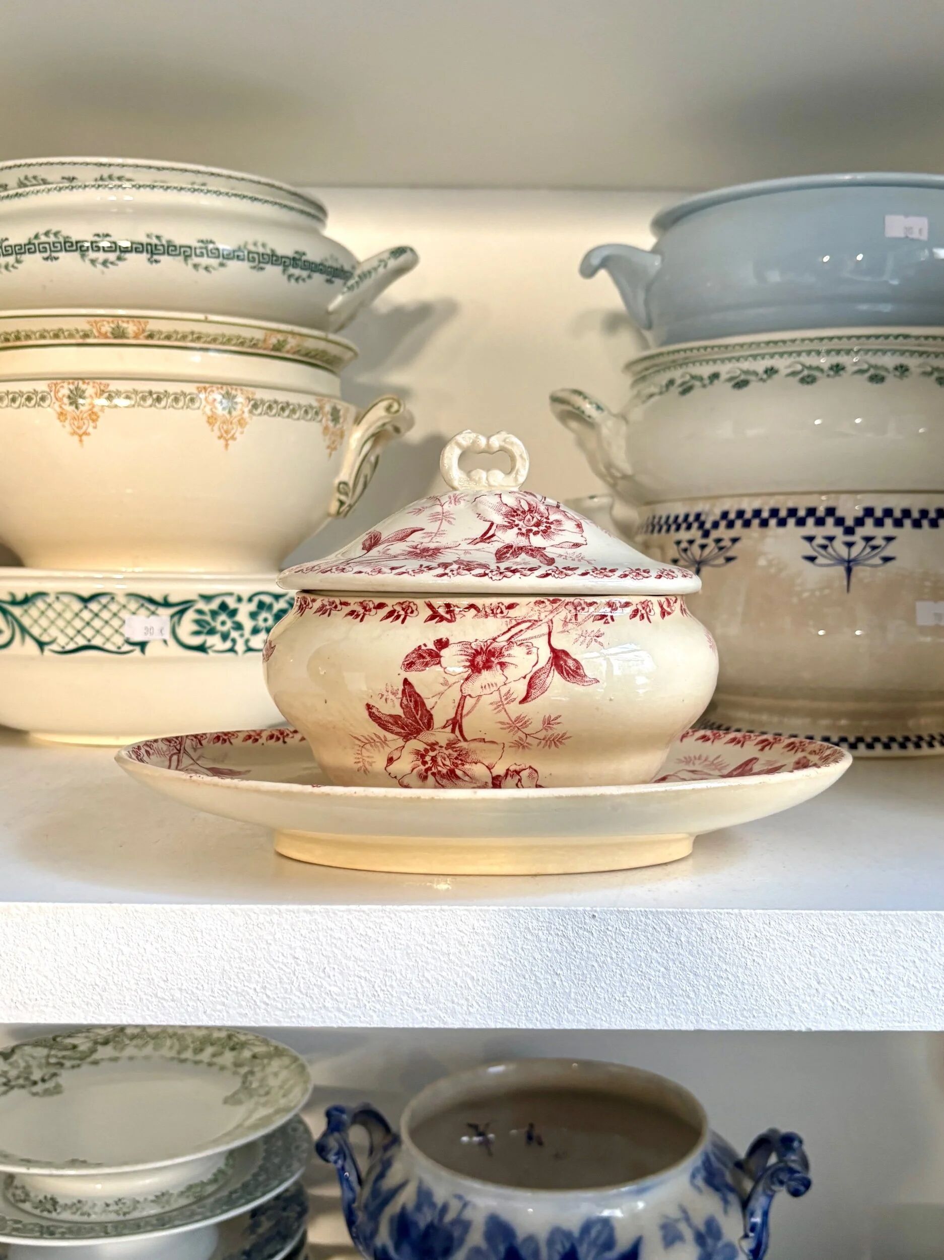 Sauceboat with lid Gien in pink ironstone, "Christmas Roses" service.
