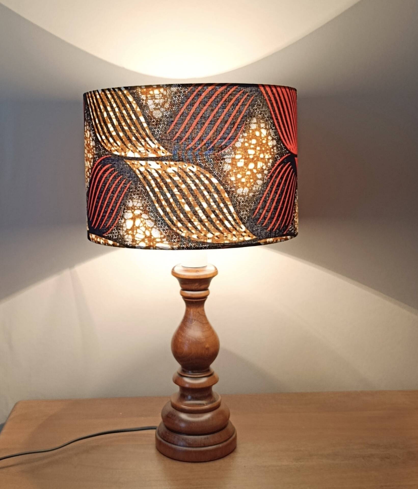 lampe bois tourné massif, imprimé wax ethnique