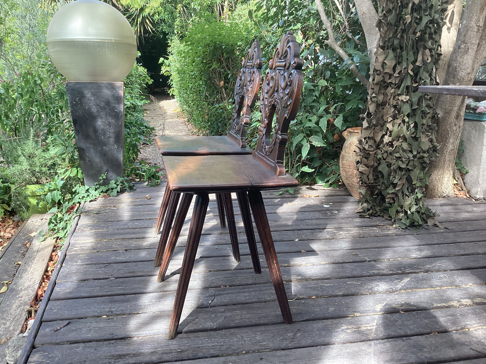 Pair of Alsatian chairs from the late 18th century with carved backs.