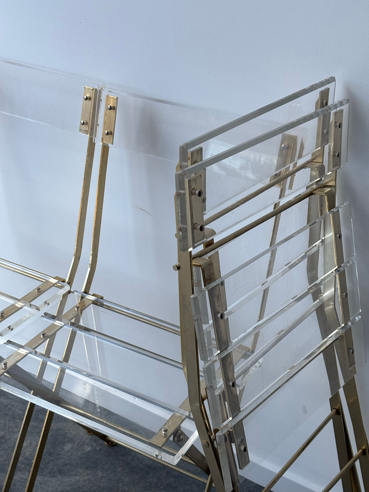 4 chaises pliantes « les invisibles » pour Marais international 1970