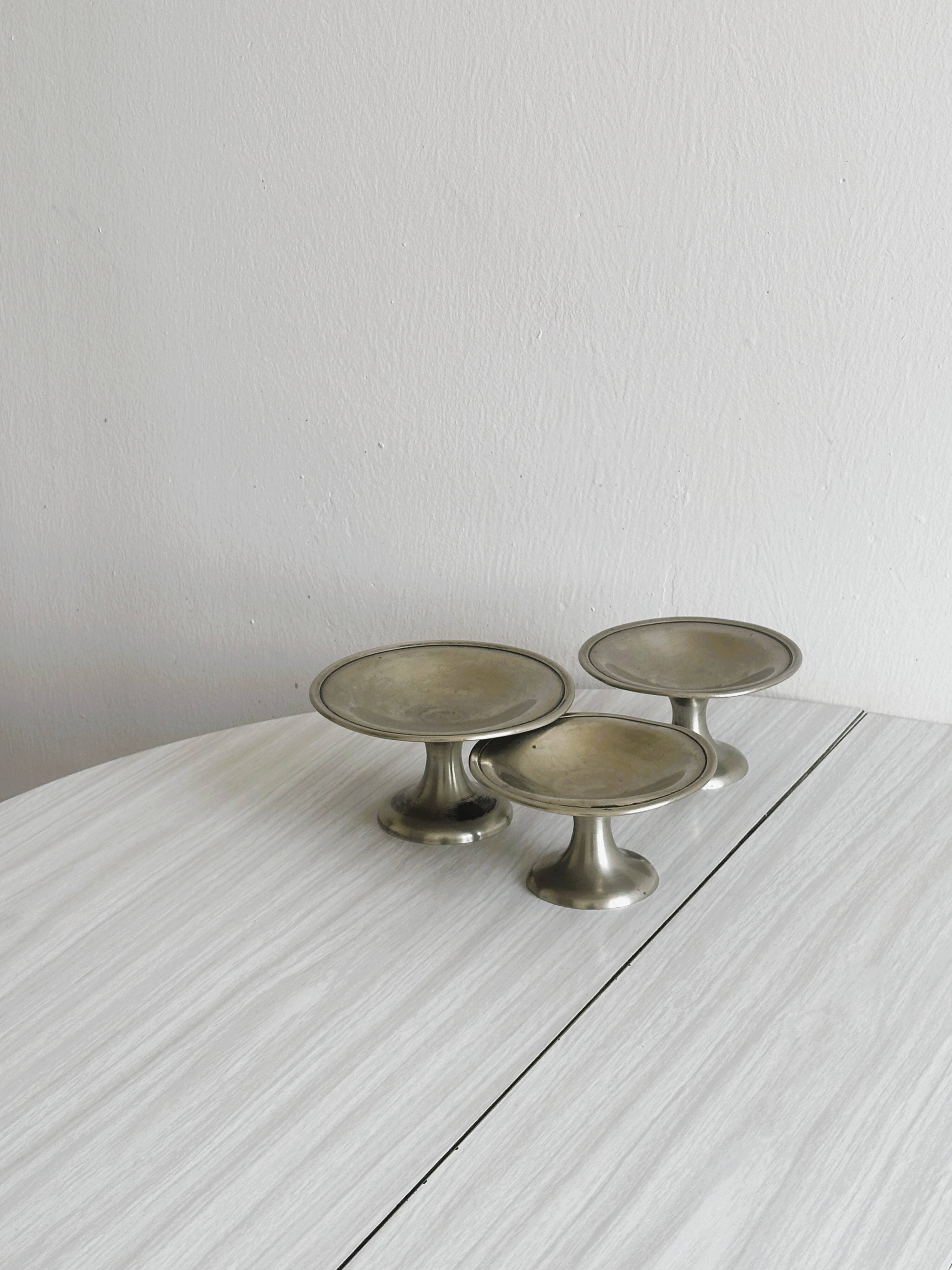 3 plats sur pied en métal