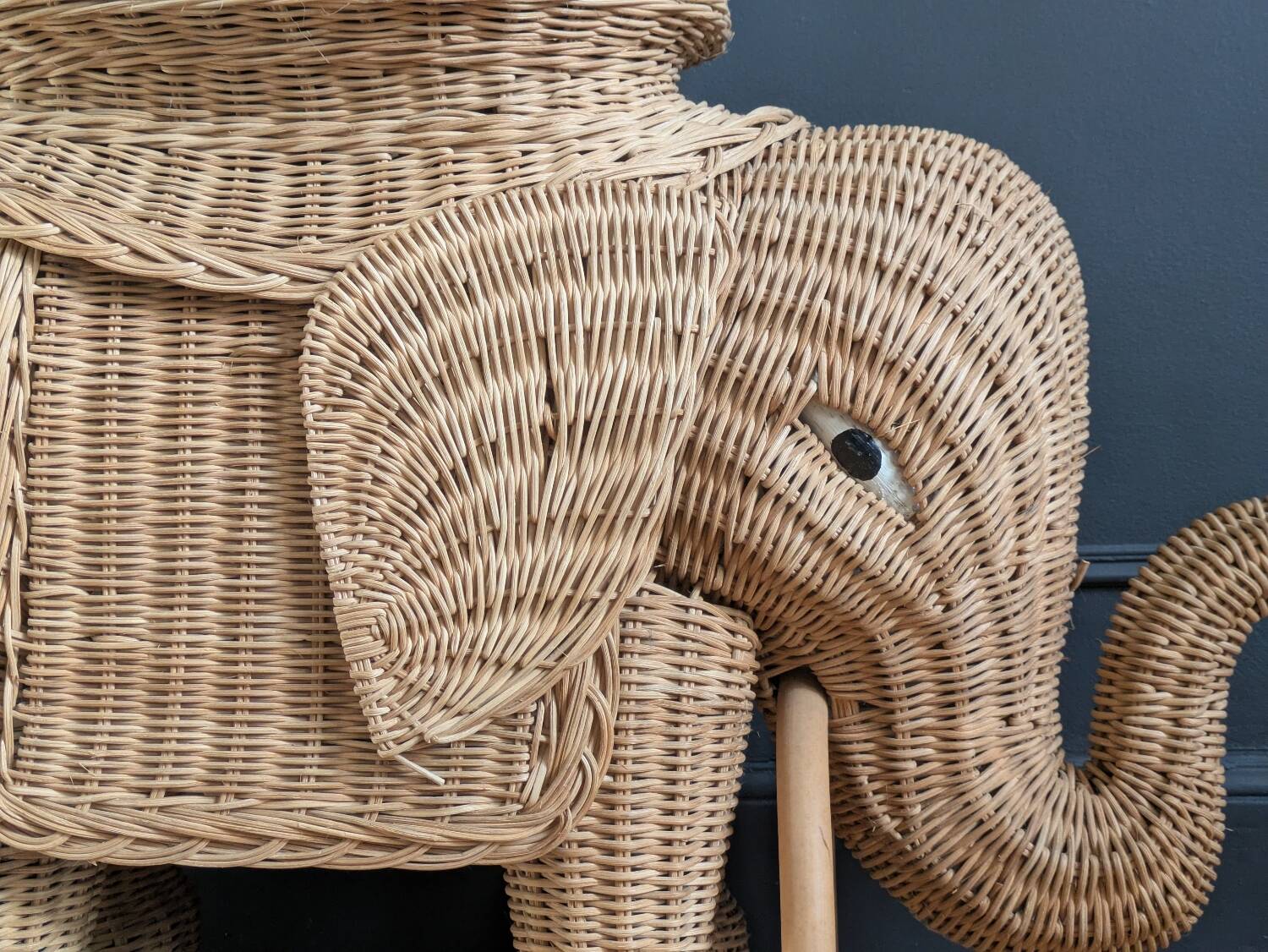 Willow elephant table
