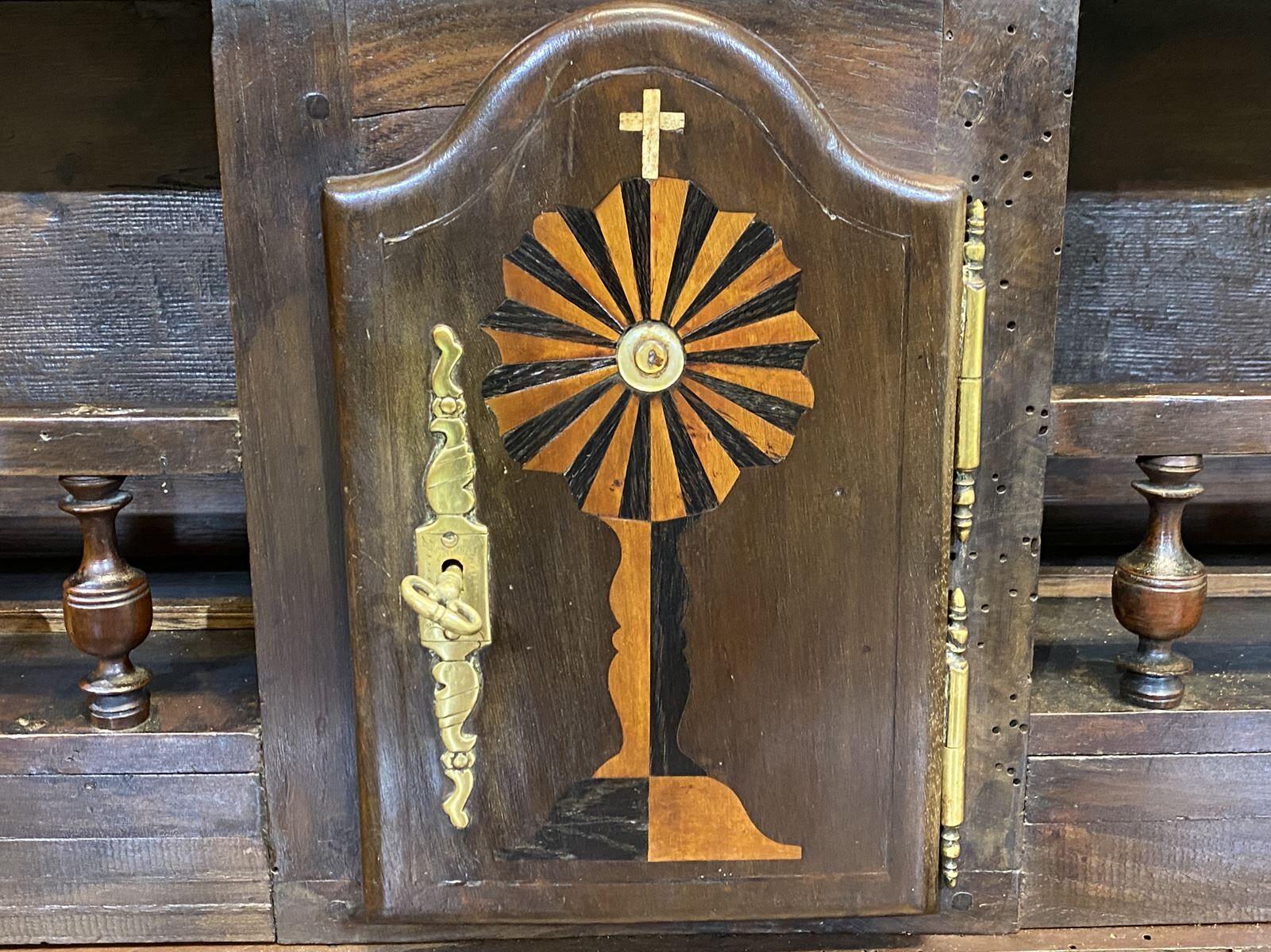 Religious Breton croachlier in chestnut - 19th