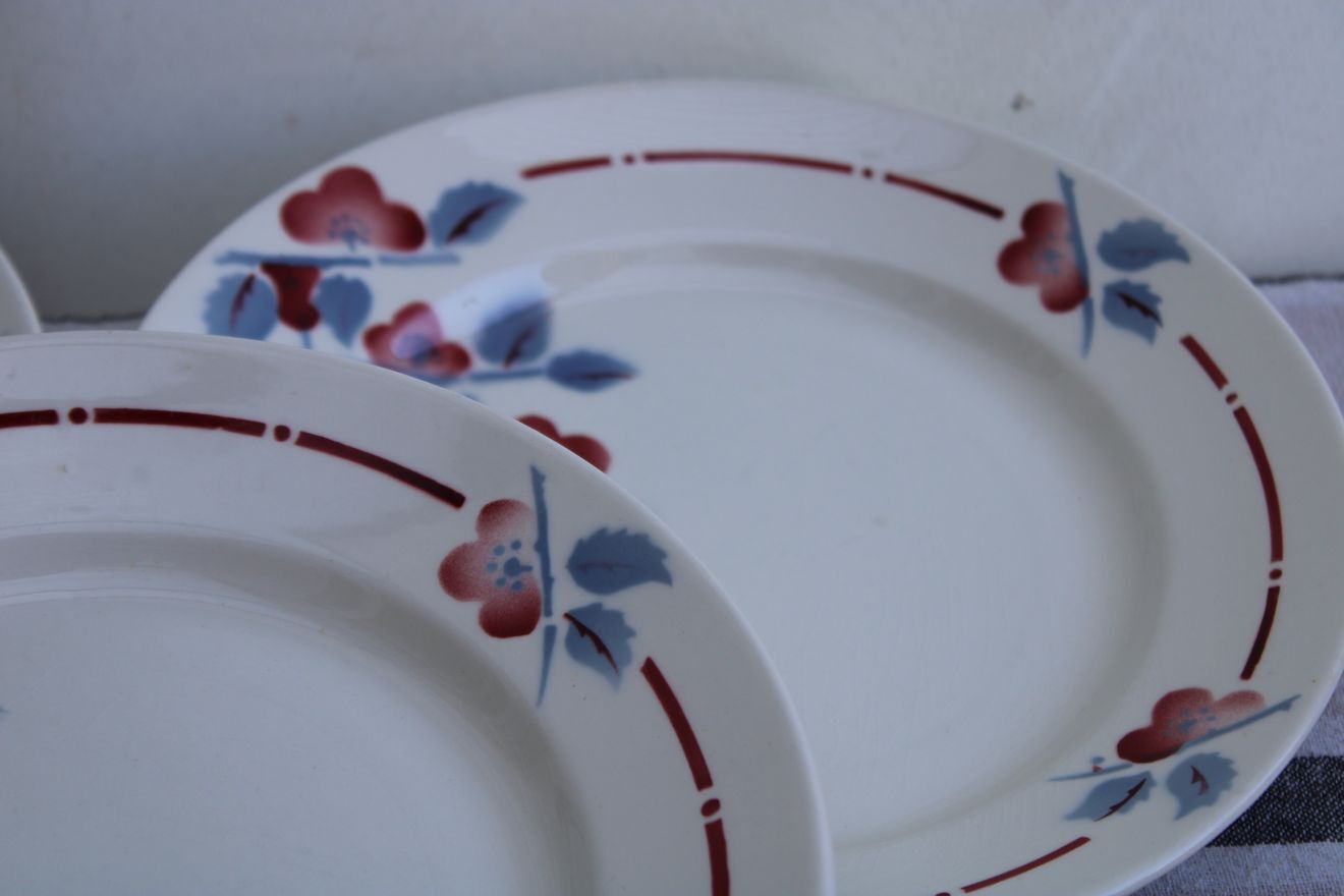 Set of 8 flat ceramic plates