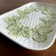 Plat de service en barbotine majolique française à motif de feuilles de vigne et de panier tressé