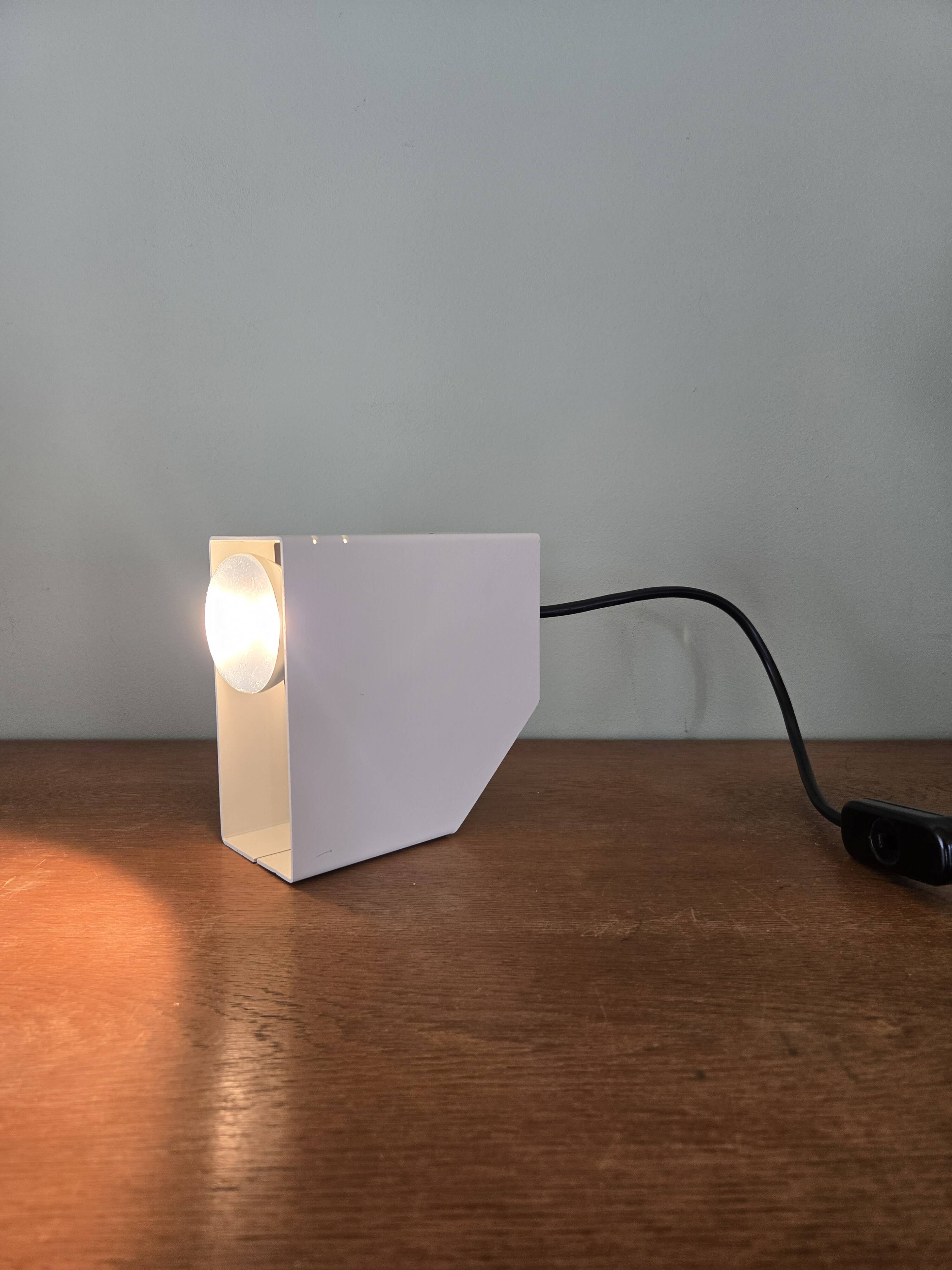 Lampe à poser ou applique RAAK modèle D2048 - design années 70