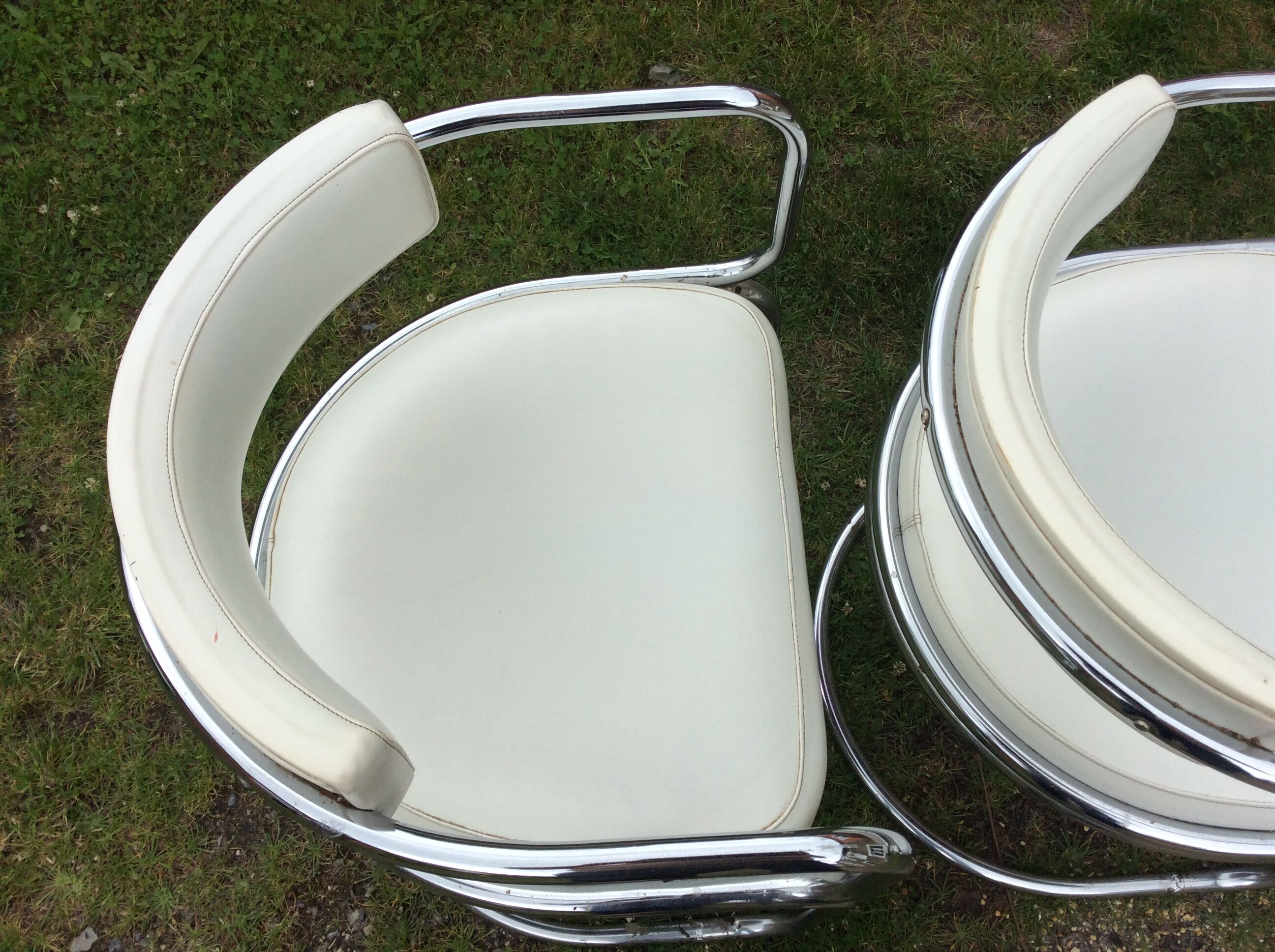 Fauteuils vintage à piétement tubulaire chromé et Skaï blanc de Renato Zevi pour Roche bobois.
