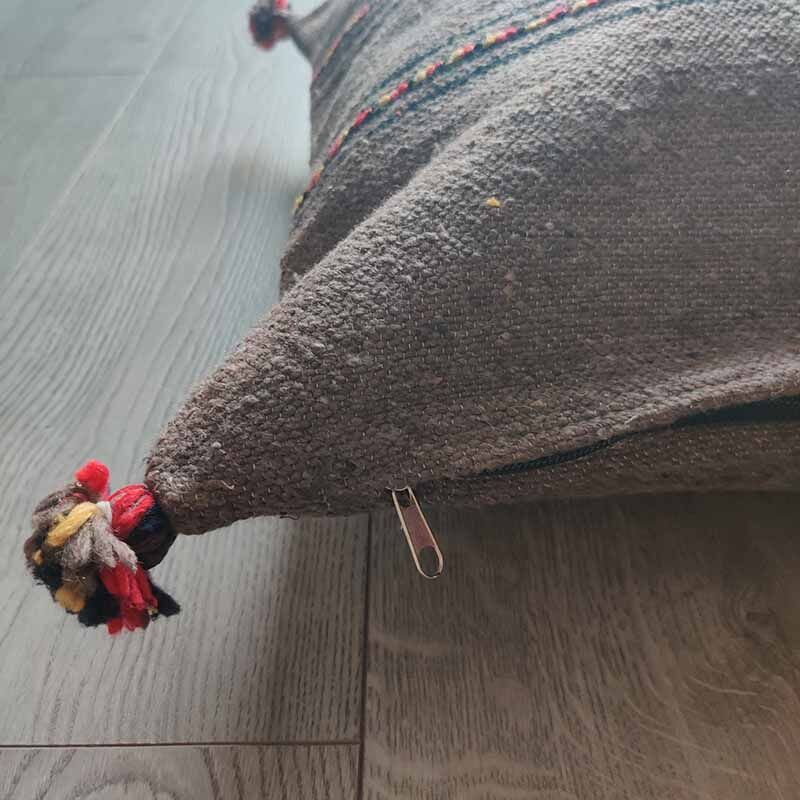 Coussin berbère marron à pompon en coton