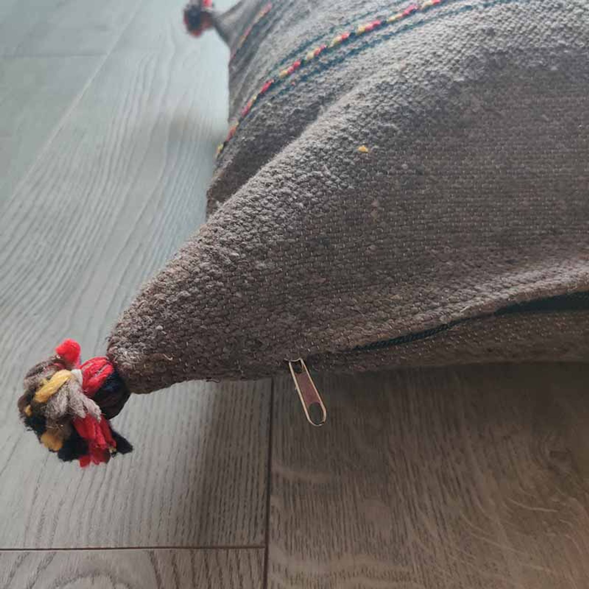 Coussin berbère marron à pompon en coton