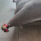 Coussin berbère marron à pompon en coton