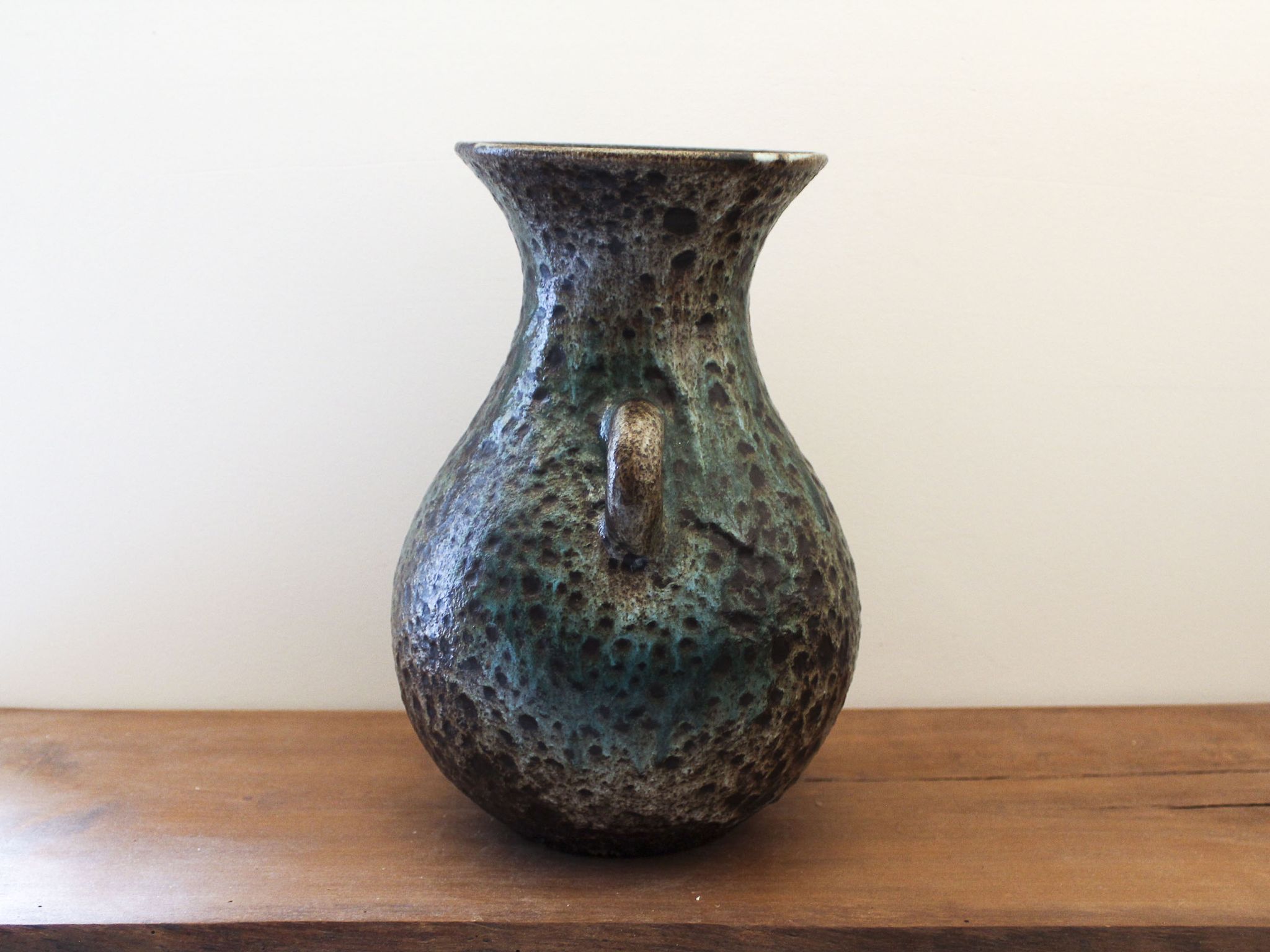 Vase à oreilles en céramique d'Accolay