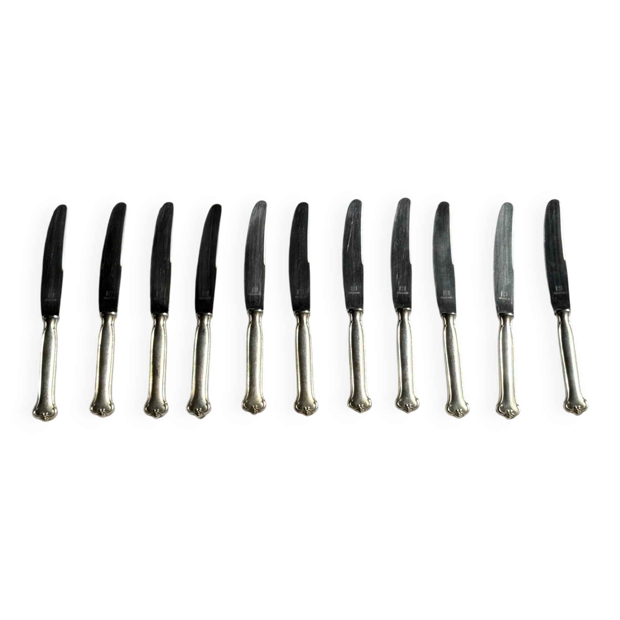 Lot de 11 couteaux anciens en acier inoxydable manches plaqués argent