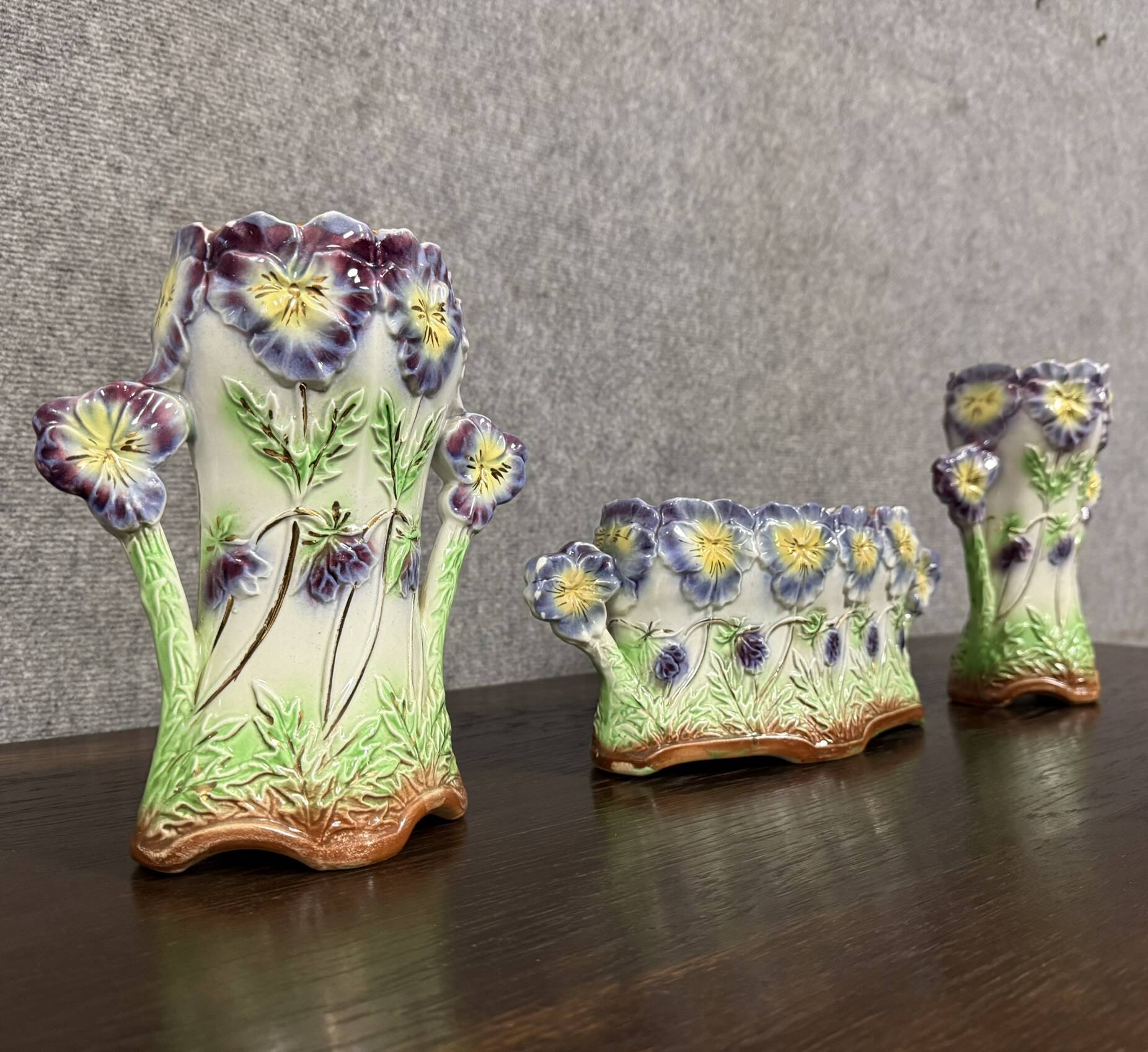 Onnaing: 3-piece Art Nouveau period barbotine set including a planter and two vases