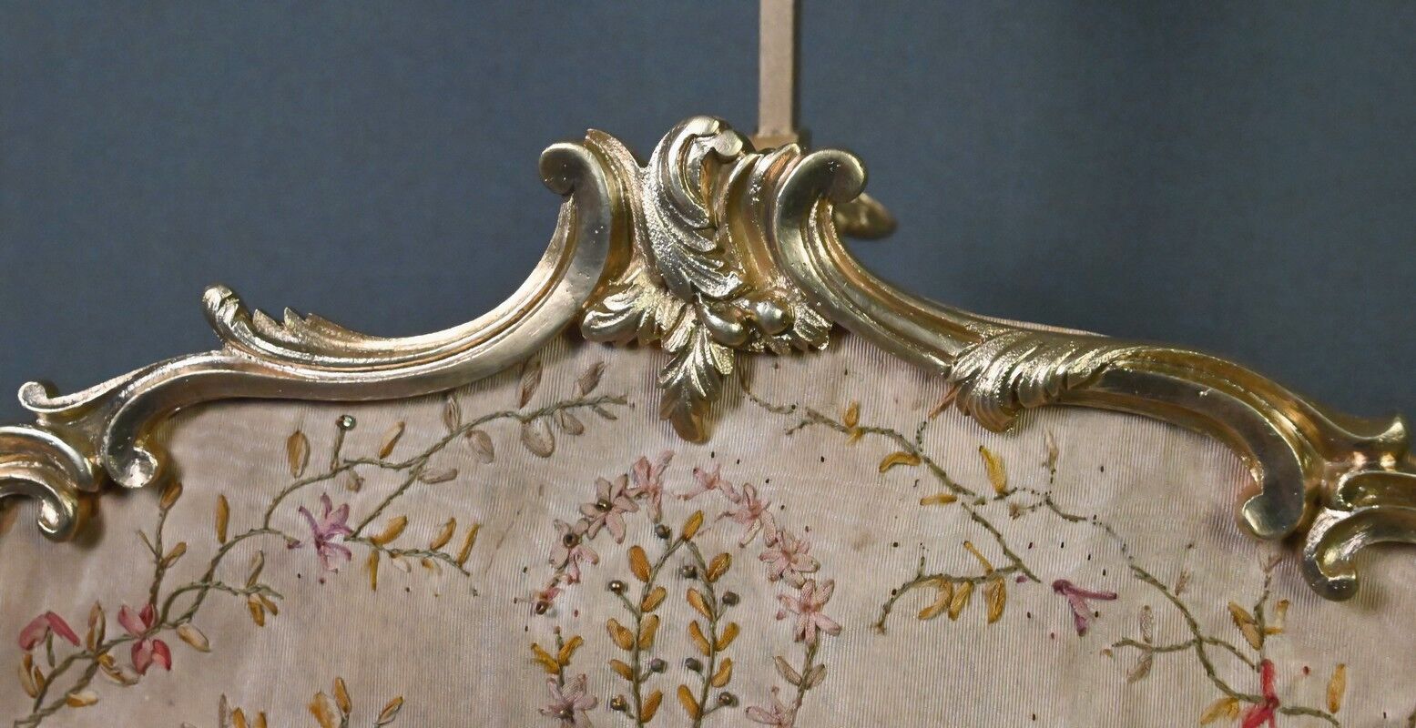 Chandelier with a gilded bronze shade, Louis XV style – Mid 19th century