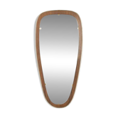 Magnifique miroir des années 1950 sur panneau de teck avec cadre en laiton. Fabriqué en Allemagne.