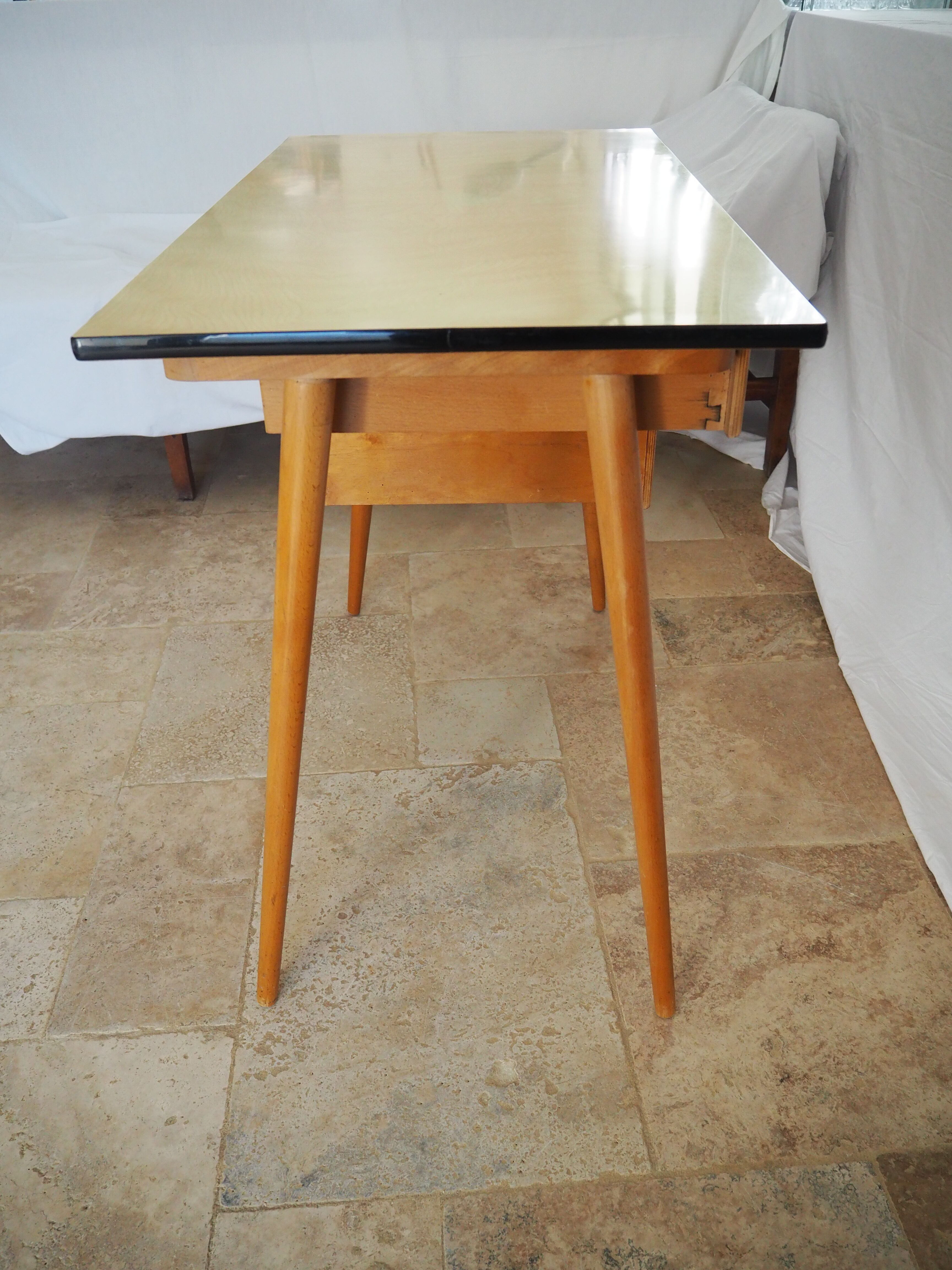 Bureau en bois plateau formica des années 60