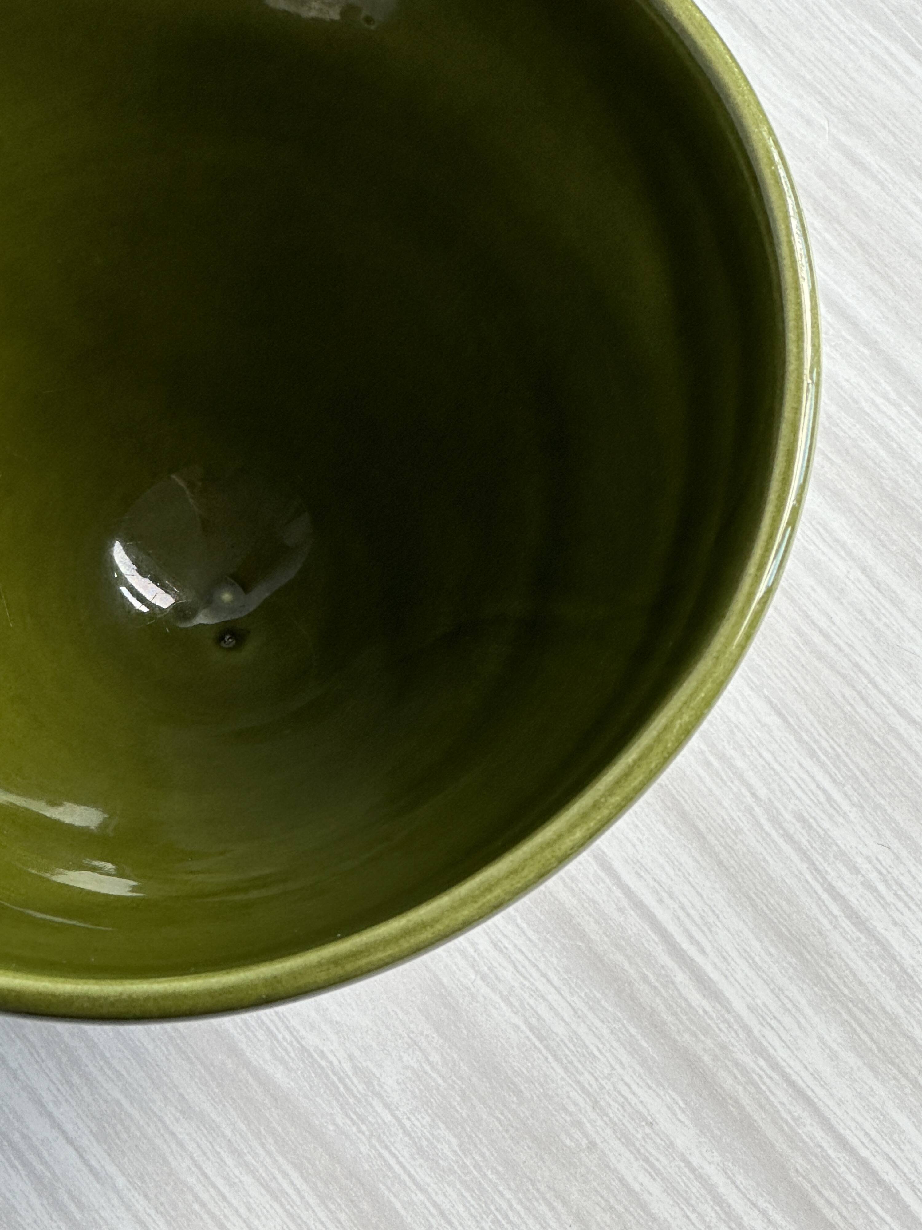 Saladier vert foncé.