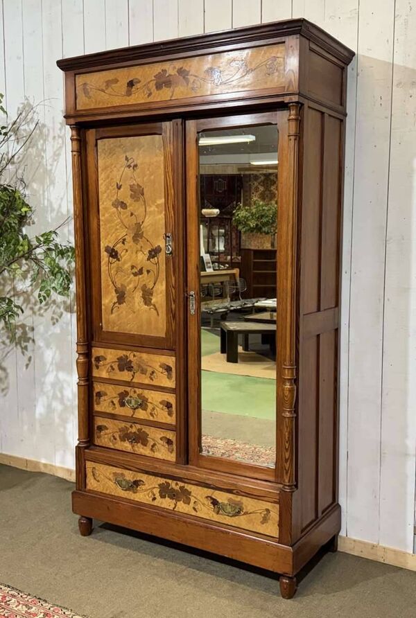 Armoire art nouveau début XXème en pitch et pin et loupe d'érable moucheté