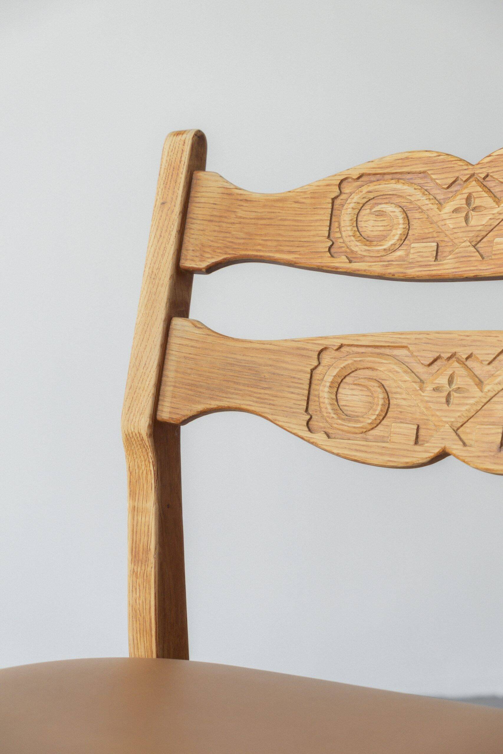 Henning Kjærnulf, chaise de salle à manger en chêne massif (ensemble de sept)