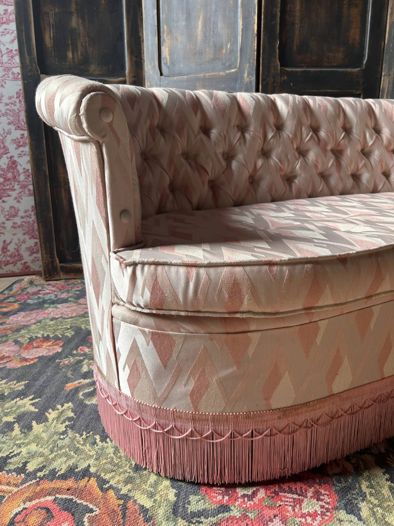 Small vintage 2-seater sofa from the 70s in Hollywood Regency style, satin pink.