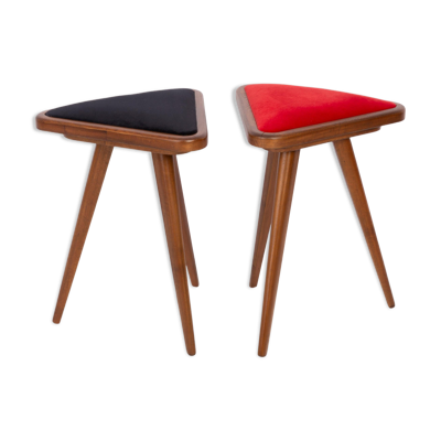 Ensemble de deux tabourets triangulaires en velours noir et rouge du 20ème siècle, années 1960