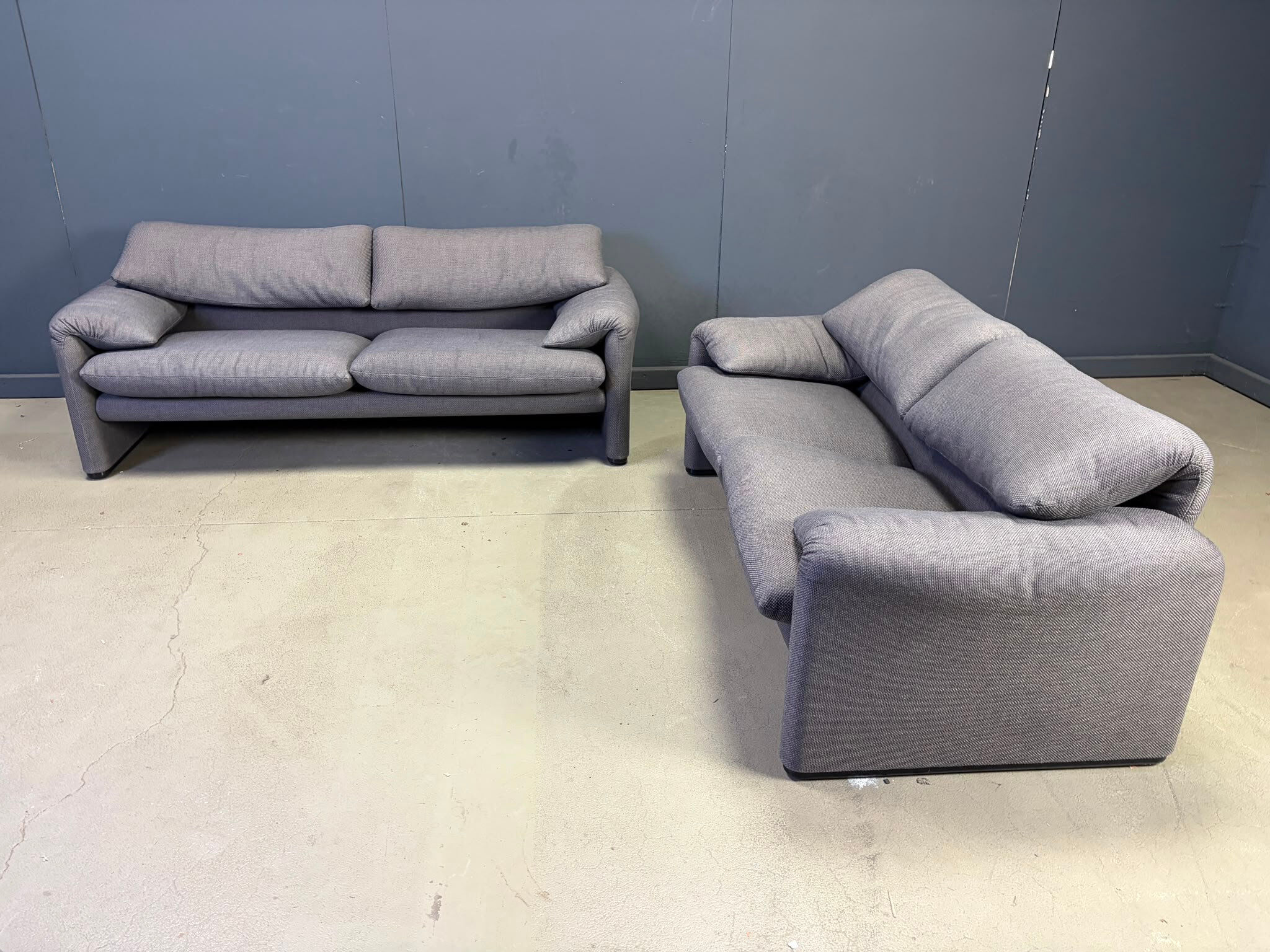 Paire de canapés Maralunga par Vico Magistretti pour Cassina, années 1990.