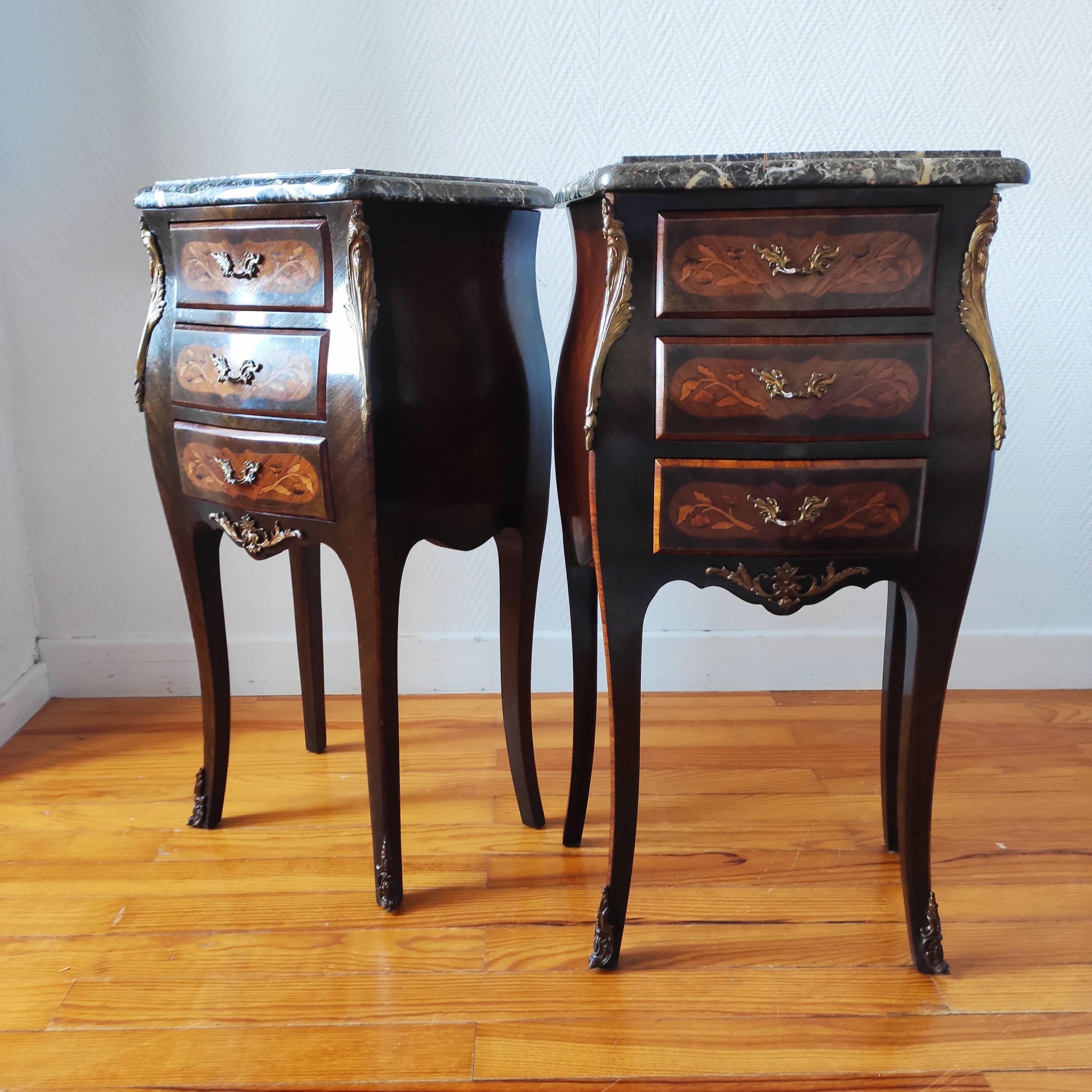 Paire de tables de chevet style Louis marbre noir
