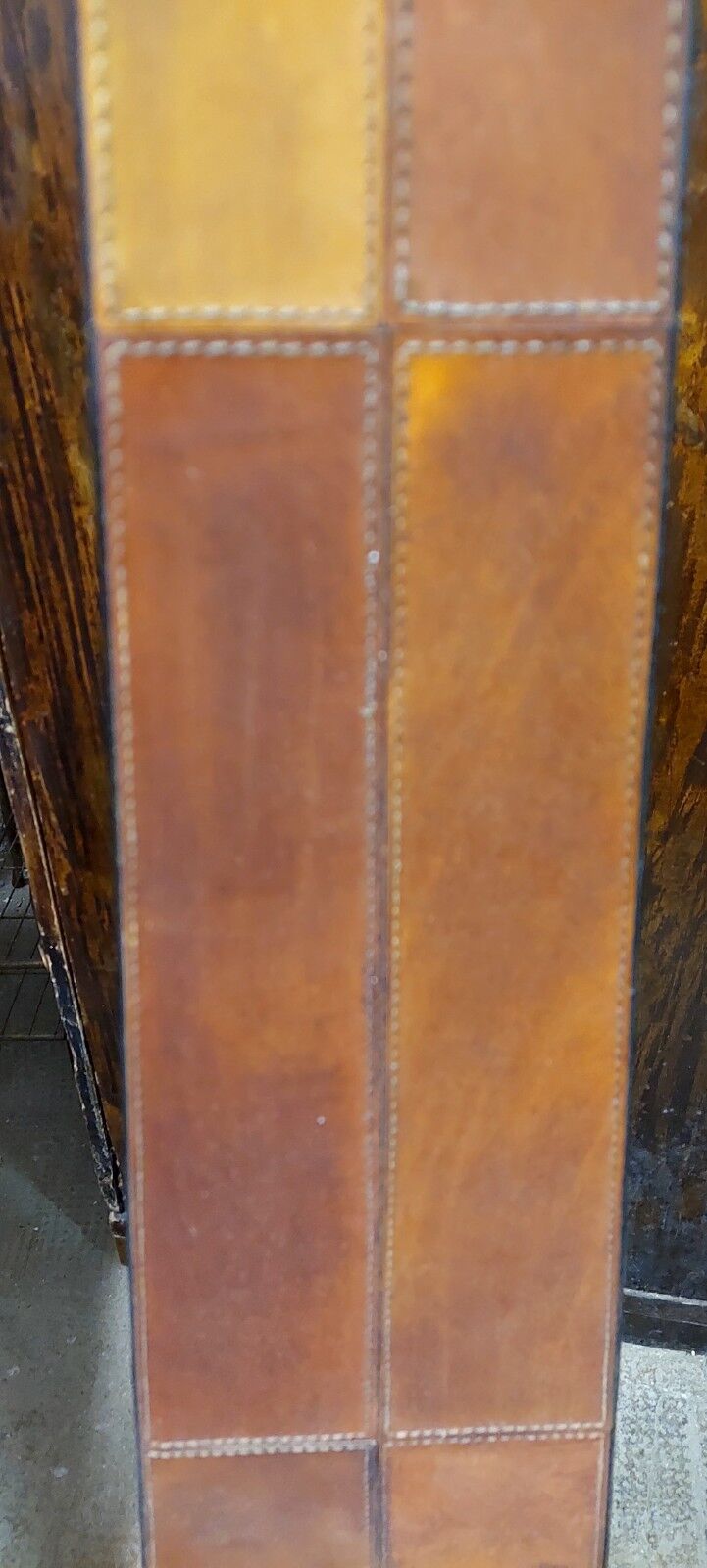 Vintage 80s design floor lamp in leather and brass.