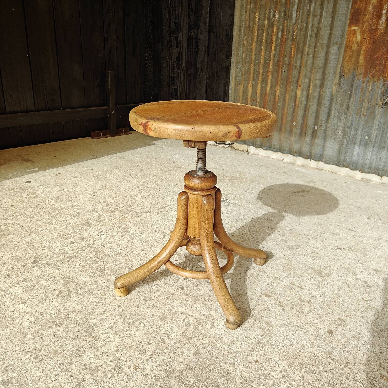 Adjustable piano stool