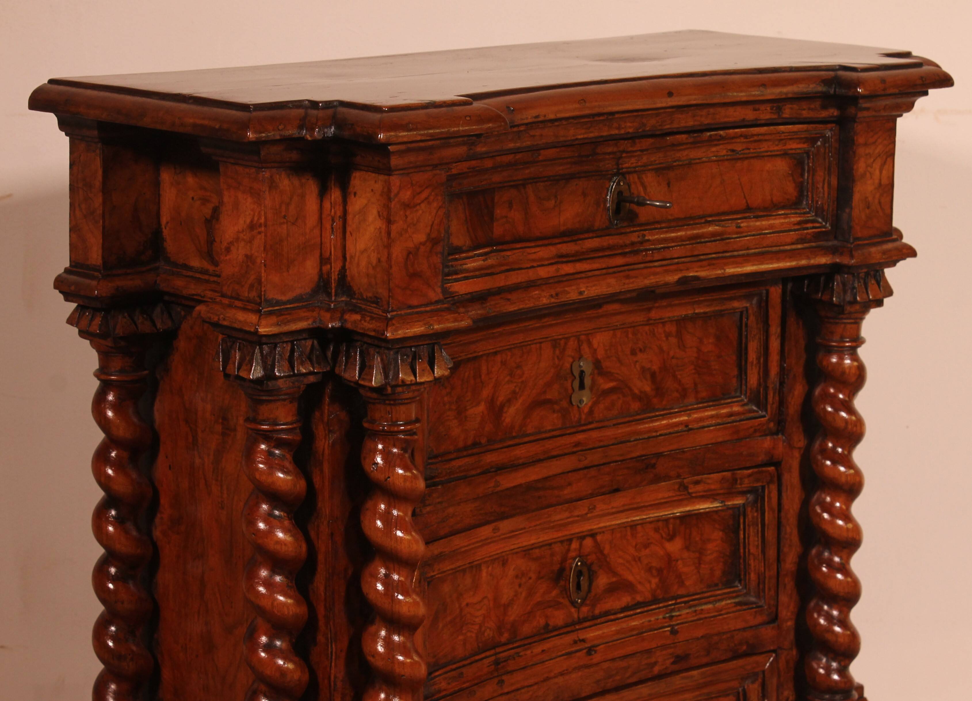 Italian Renaissance oratory in walnut and burl walnut - 17th century