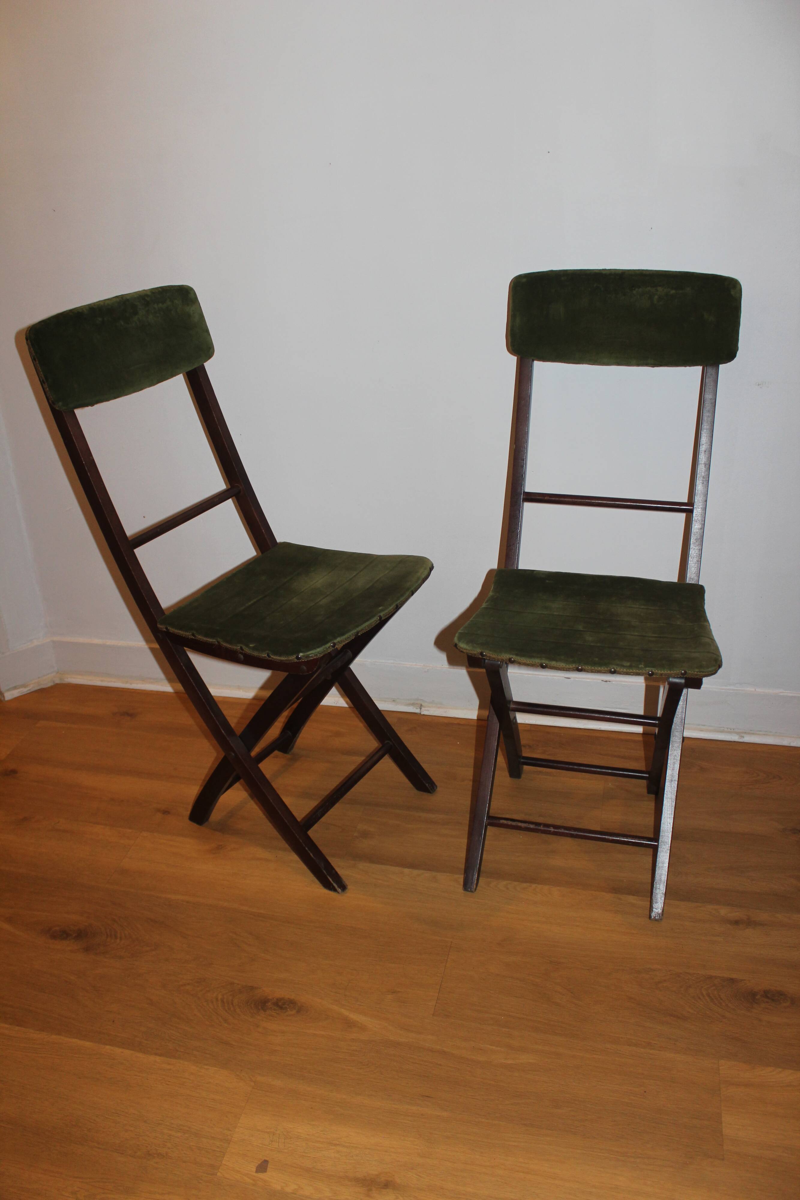 Set of 2 vintage folding chairs
