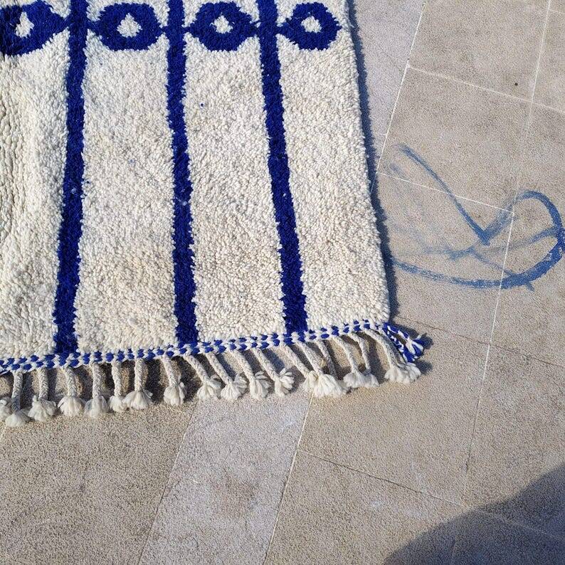 Handmade Moroccan rug in natural wool 250cm x 150cm