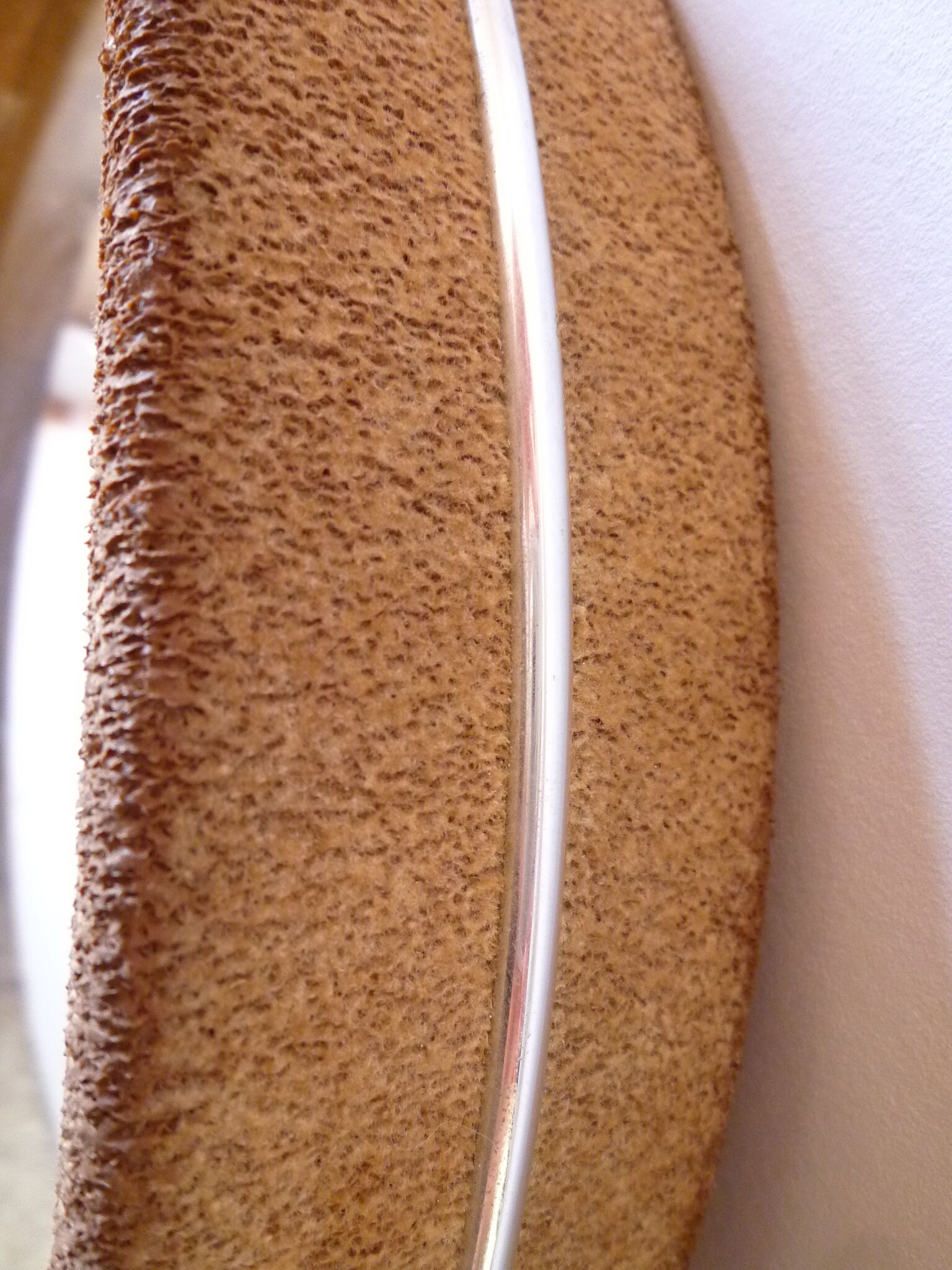 Round mirror on inclined cylindrical support