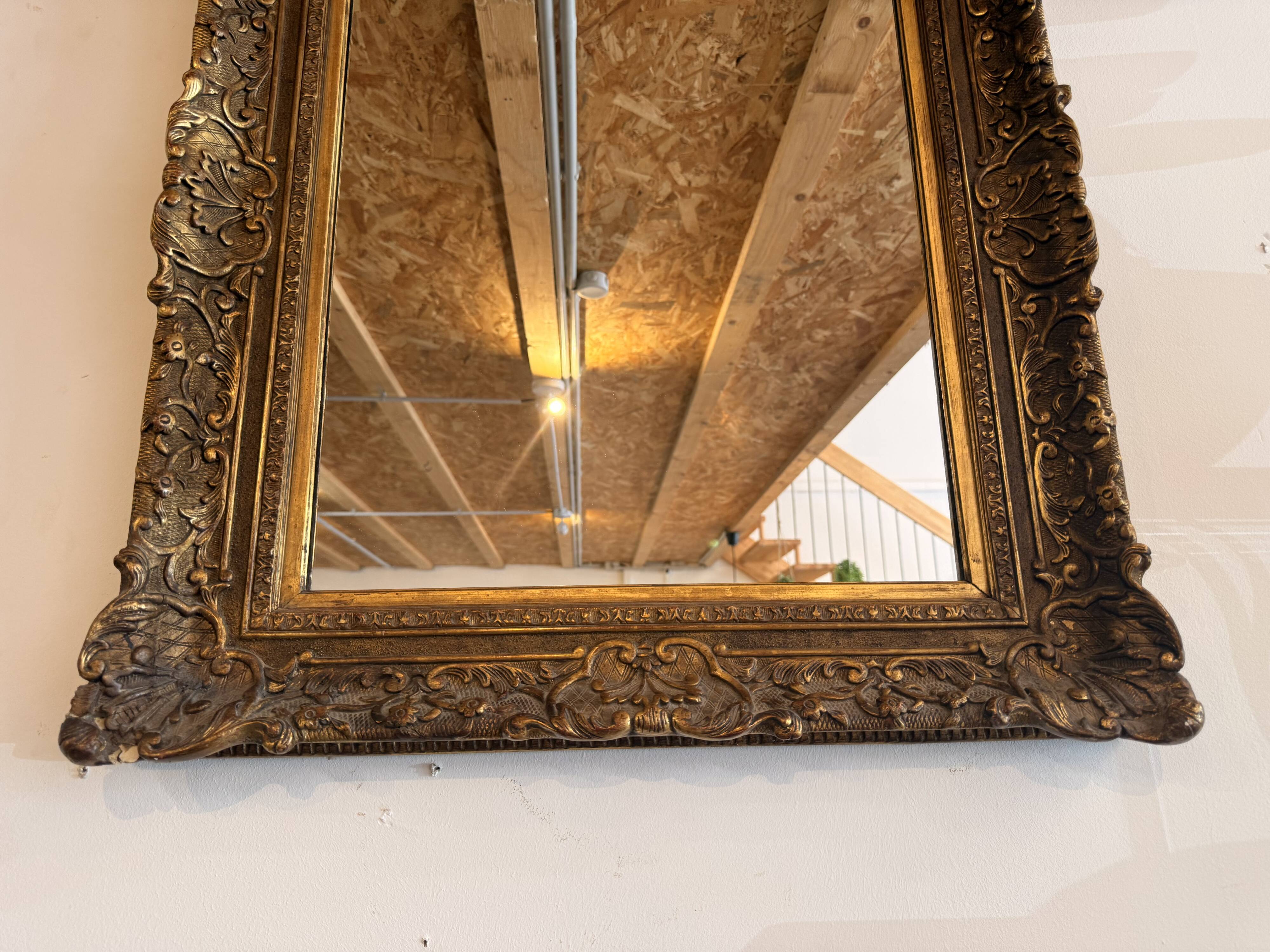 Antique Louis XV style mirror in gilded stucco.