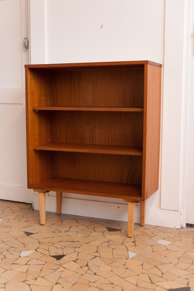 Shelf on spindle feet