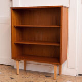 Shelf on spindle feet