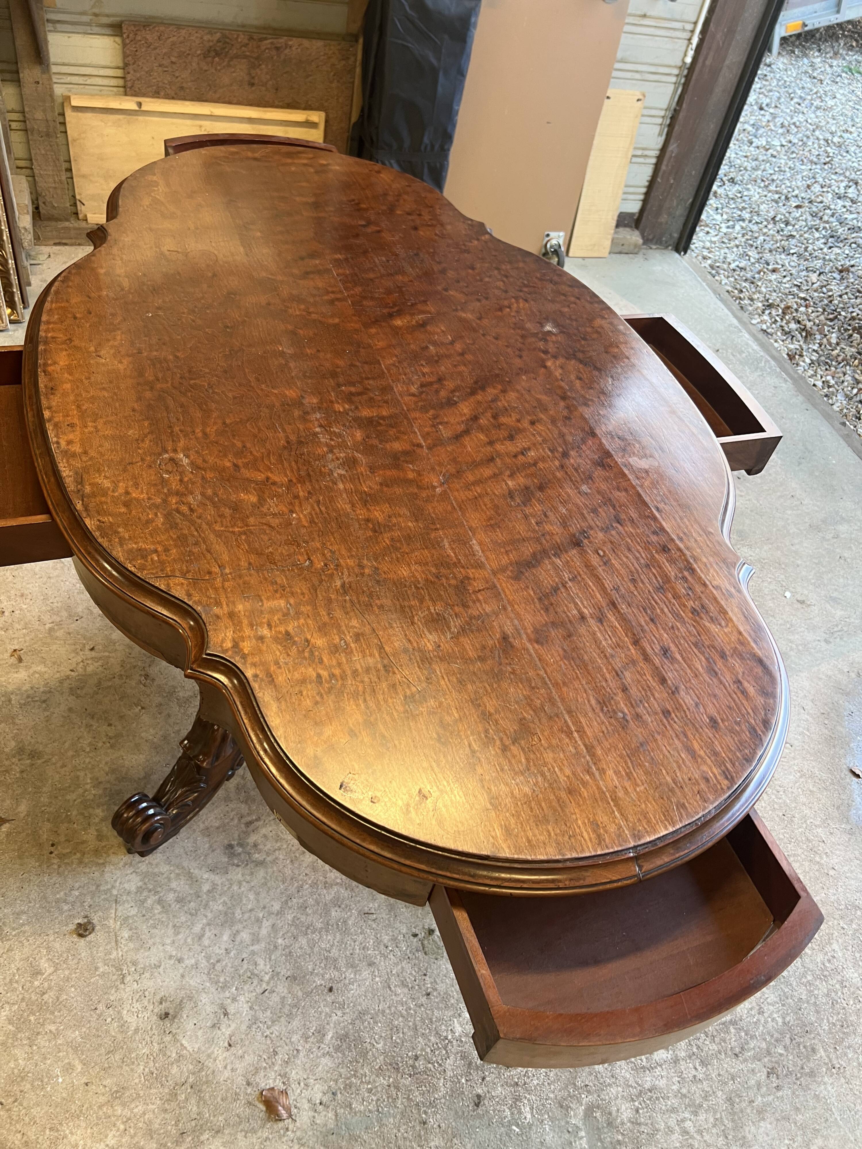 Middle table in mahogany.